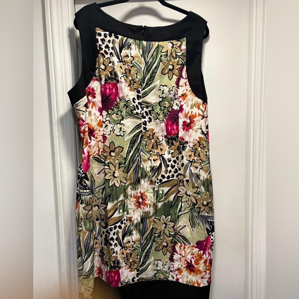 Black and Floral Midi Dress . Sleeveless
Size 22W